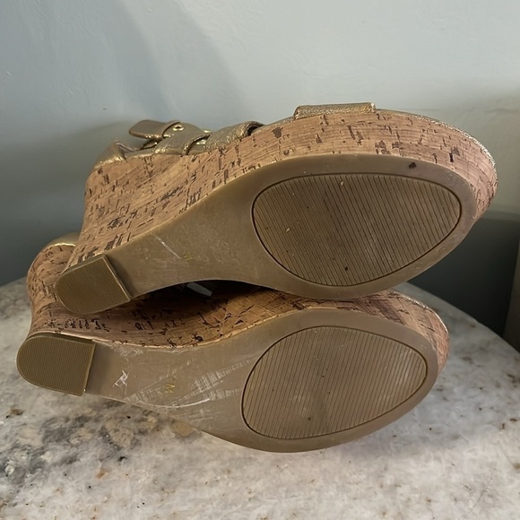 GUESS gold Sandals cork wedges size 7.5 - Picture 5 of 6